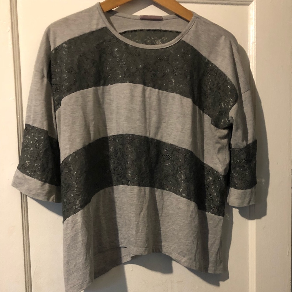 Casual weekend top w/ lace detail